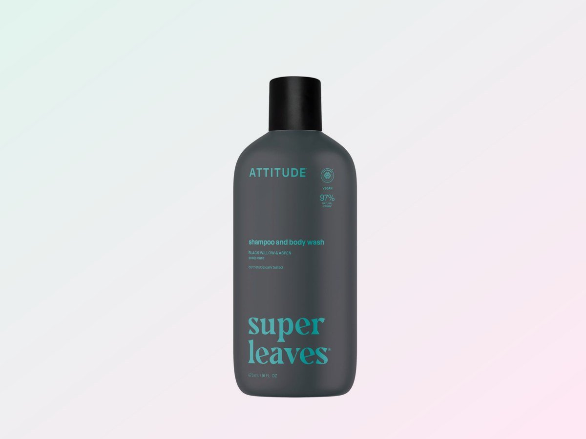 Botella negra de champú ATTITUDE Super Leaves para el cuero cabelludo con caspa en una rutina simple