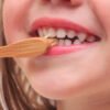Niña cepillándose los dientes con pasta dental sin flúor para niños