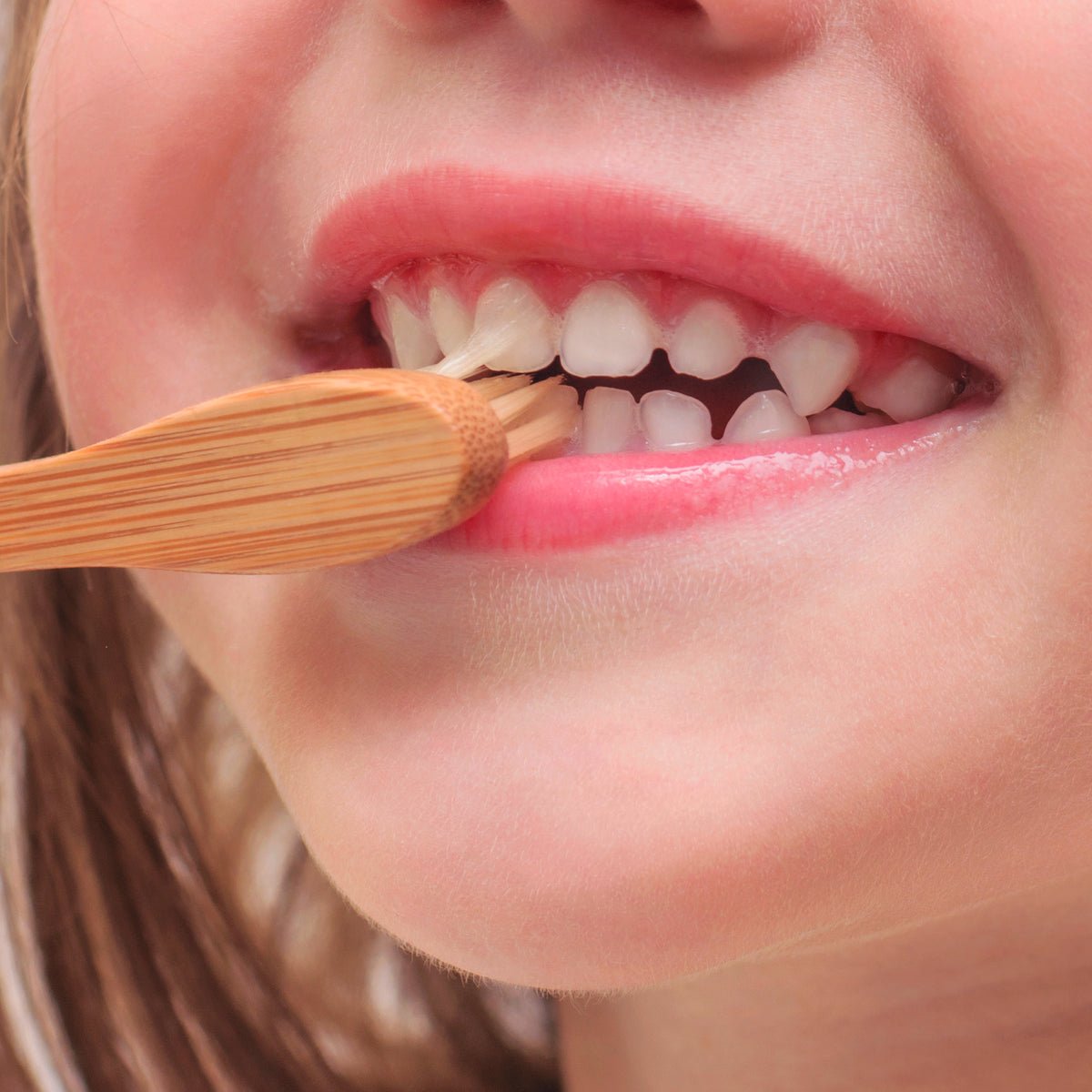 Niña cepillándose los dientes con pasta dental sin flúor para niños