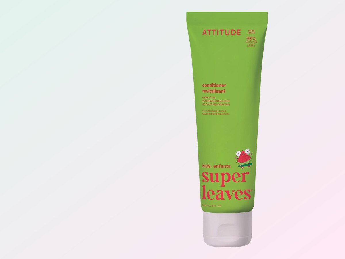 peinar el cabello mojado de un niño