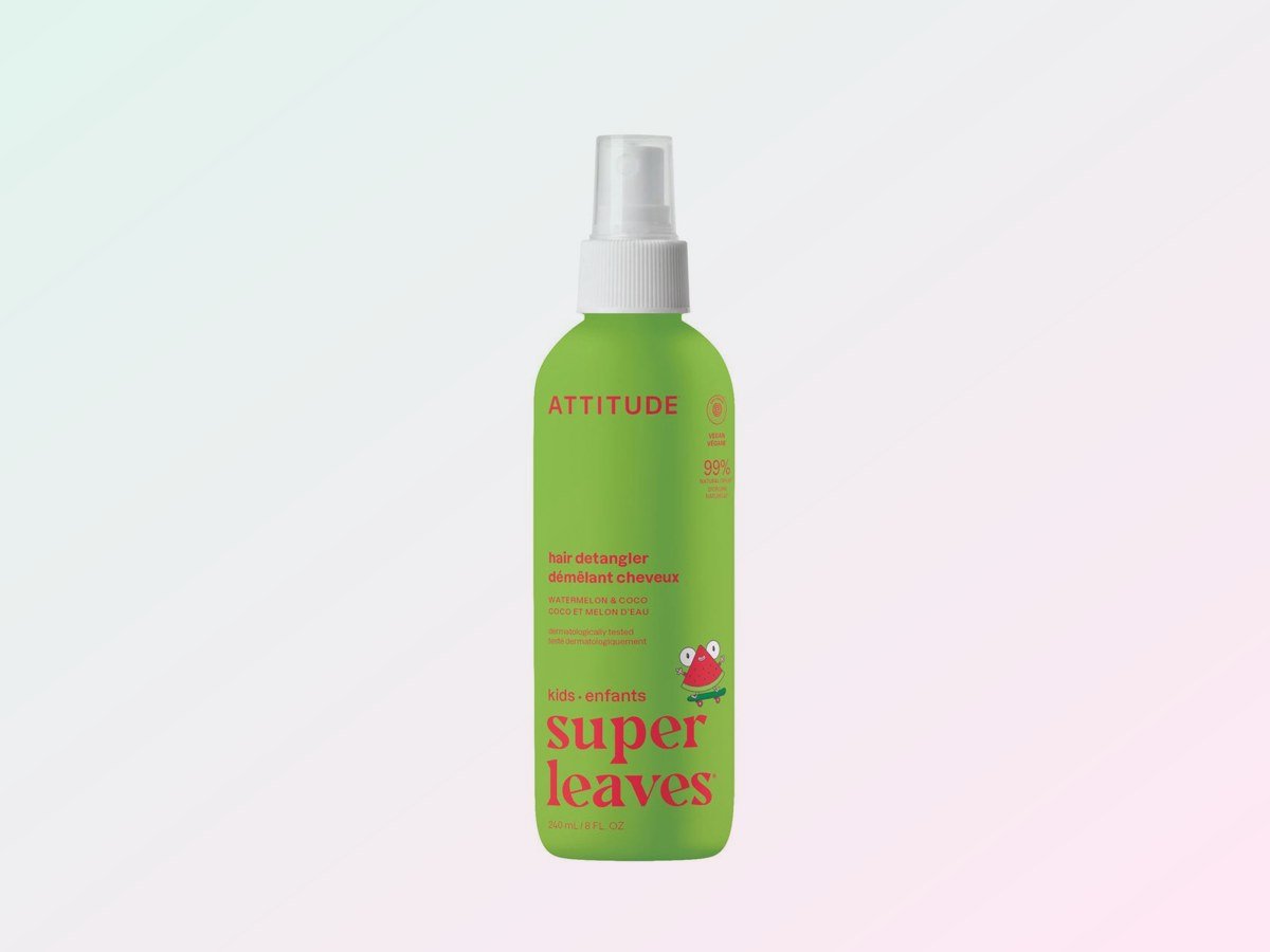 Botella con atomizador verde de ATTITUDE Super Leaves, un spray desenredante para el cabello infantil